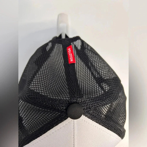 BNWT Peloton Black and White AdjustableTrucker Hat O/S - Picture 5 of 6